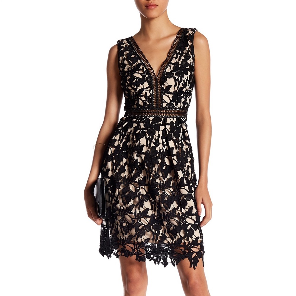 Romeo + Juliet Couture Lace V-Neck Dress